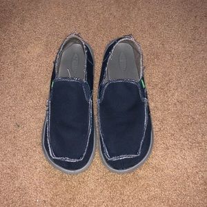 Brand new navy blue Sanuk slip on’s